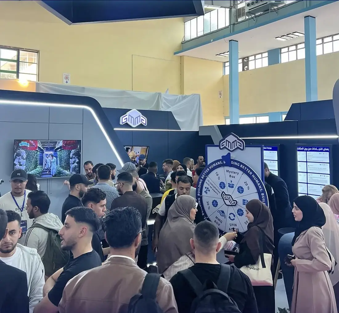زوار يتزاحمون أمام جناح MMG وعجلة الجوائز، ECSEL EXPO 2025
